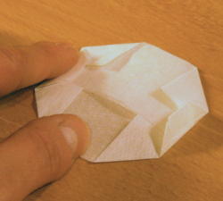 Das obere, offene Ende des Beutels berfalten. / Fold over the upper open end of the bag.